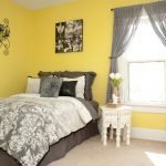 Желтые стены и серые шторы в спальне