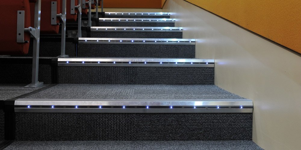 Светодиодная подсветка лестничных ступеней