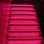 Лестница с красной светодиодной лентой