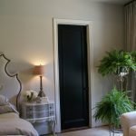 Черная дверь в современной спальне