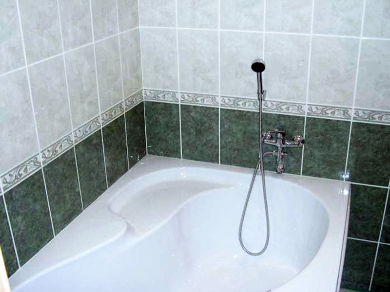 dekor plitki v vannoj 2 - Идеи декора ванной комнаты плиткой +40 фото