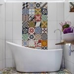 dekor plitki v vannoj 37 150x150 - Идеи декора ванной комнаты плиткой +40 фото
