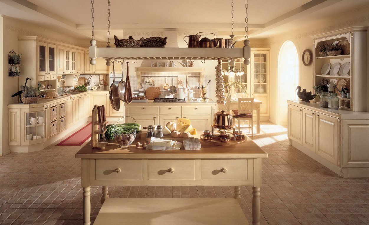 Кухня в стиле кантри со светлой мебелью
