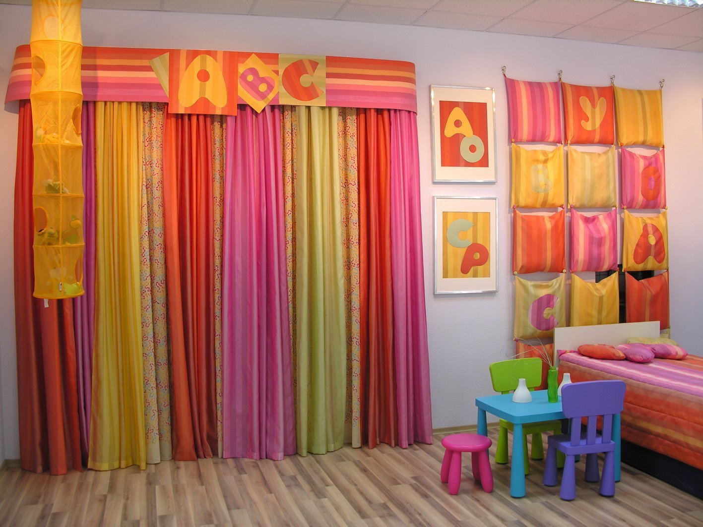 Яркий текстиль для детской комнаты