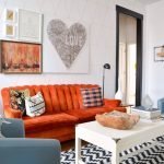 Оранжевый диван в светлом интерьере
