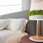 Лампа на столике у кровати