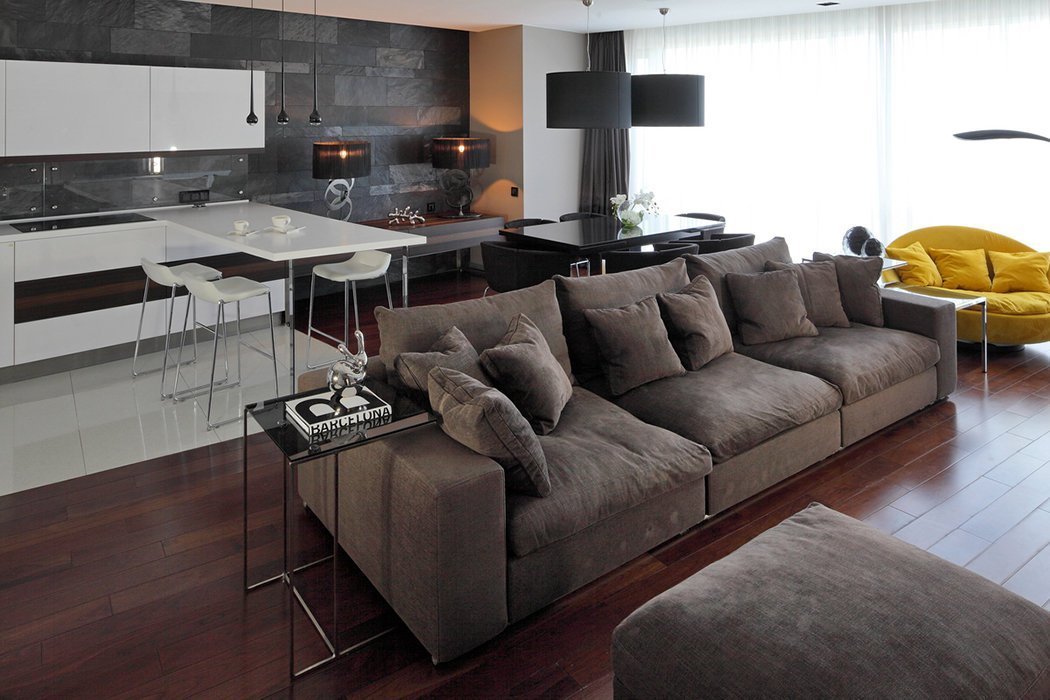 Небольшой серый диван в интерьере квартиры-студии