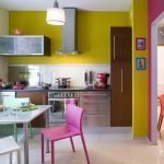 Кухня с фиолетово-желтыми стенами