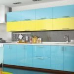 Кухонная мебель с желто-голубым фасадом