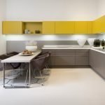 Кухонная мебель двух цветов