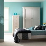 Сочетание бирюзовых стен и белой мебели в спальне