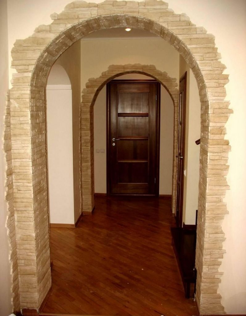 Декоративный камень на арках в интерьере