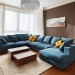 Синий диван в коричневом интерьере