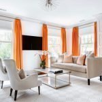 Оранжевые шторы в светлой гостиной