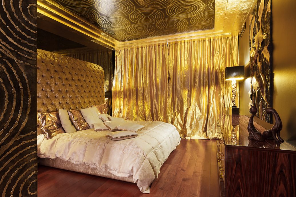 Обои золотого цвета в интерьере гостиной