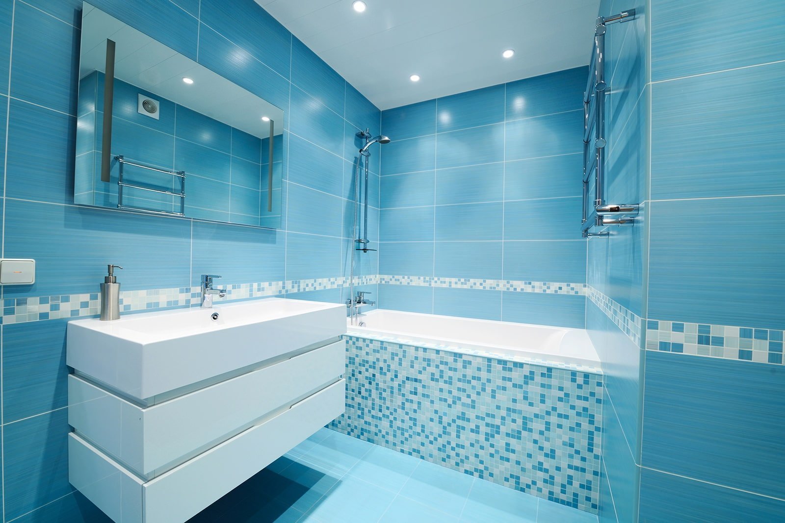 Голубая плитка в ванной