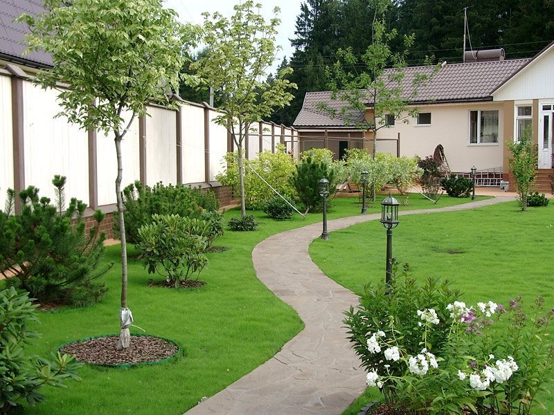Уютный сад у дома