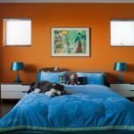 Синие лампы в оранжевой спальне