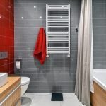 Сочетание красной и серой плитки в ванной