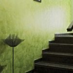 Зеленая стена возле лестницы