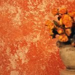 Оранжевые цветы на фоне стены