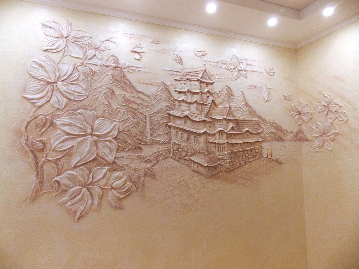 Объемный рисунок с домом и деревьями из декоративной штукатурки
