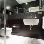 Дизайн ванной в черном цвете с белым полом