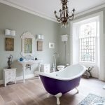 Фиолетовая ванная в центре комнаты