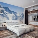 Дизайн спальни в светлых тонах с фотообоями голубого цвета