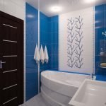 Сочетание белого и синего в дизайне ванной