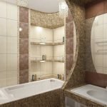 Дизайн узкой ванной комнаты с большим зеркалом