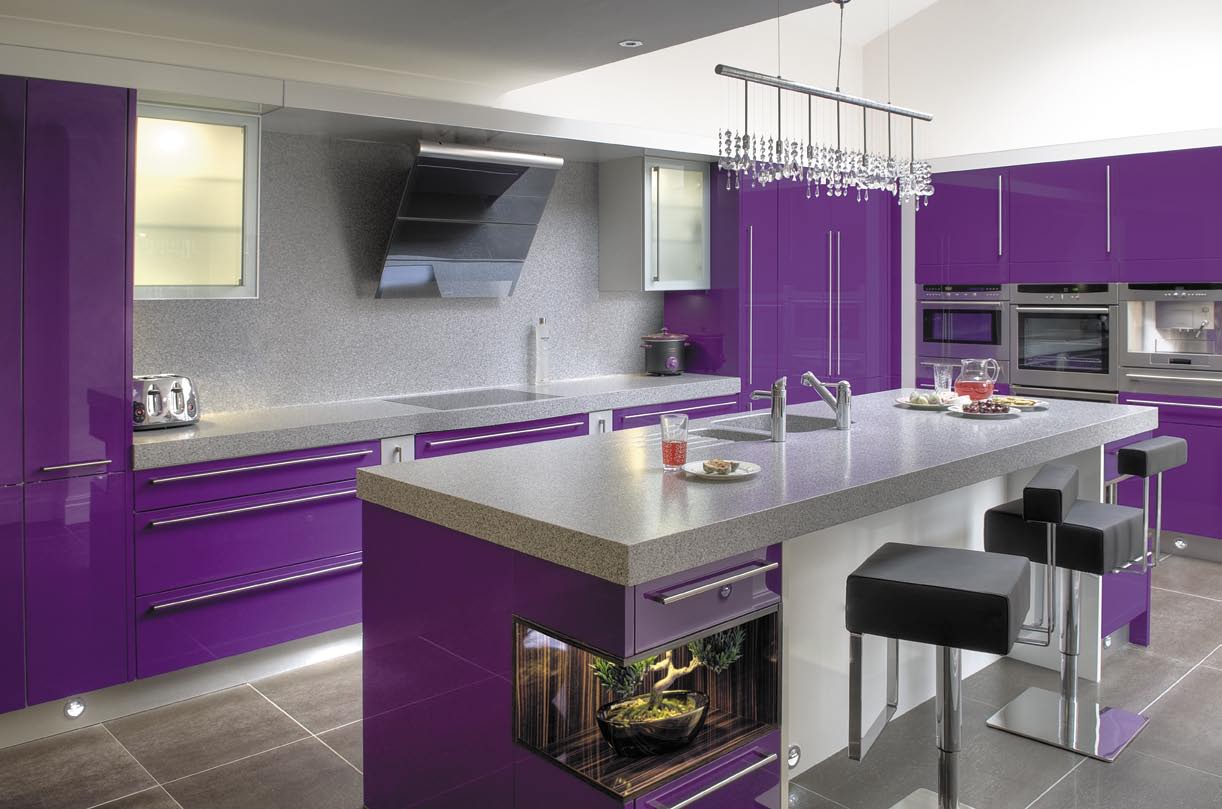 Стильная фиолетовая кухня с обеденной зоной