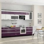 Просторная фиолетово-белая кухня