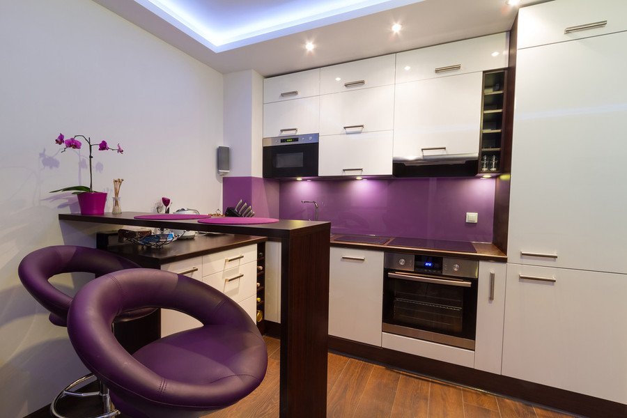Дизайн фиолетовой кухни в стиле модерн