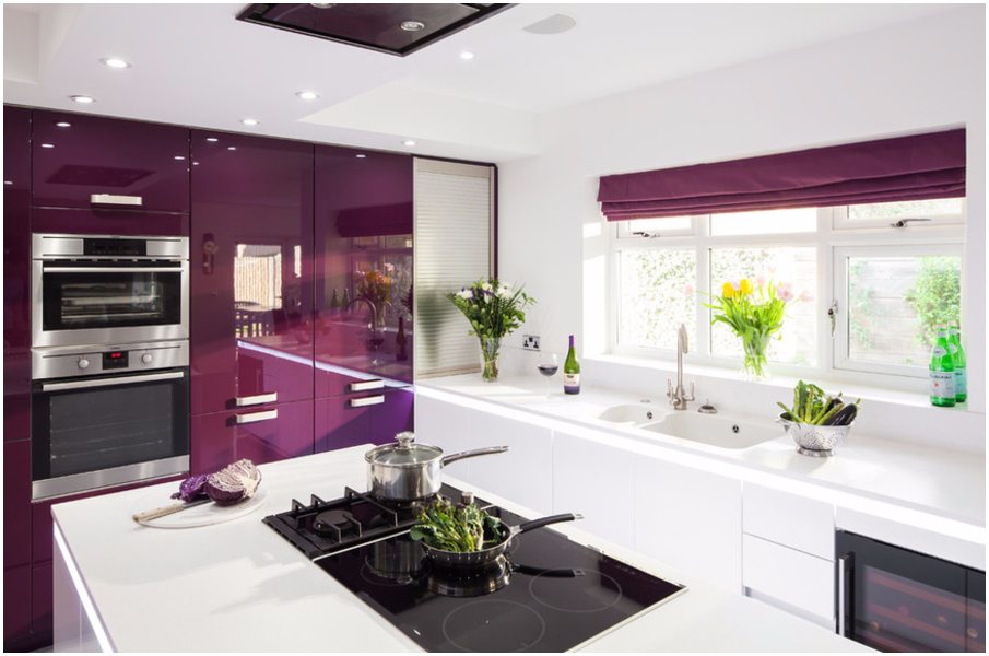 Дизайн просторной фиолетово-белой кухни