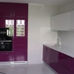 Дизайн бело-фиолетовой кухни с окном