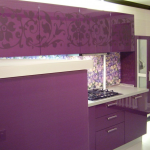 Дизайн маленькой фиолетовой кухни
