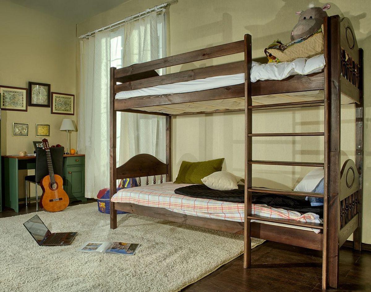 Комната для подростка с деревянной двухъярусной кроватью