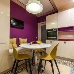 Фиолетово-желтая кухня с обеденной зоной