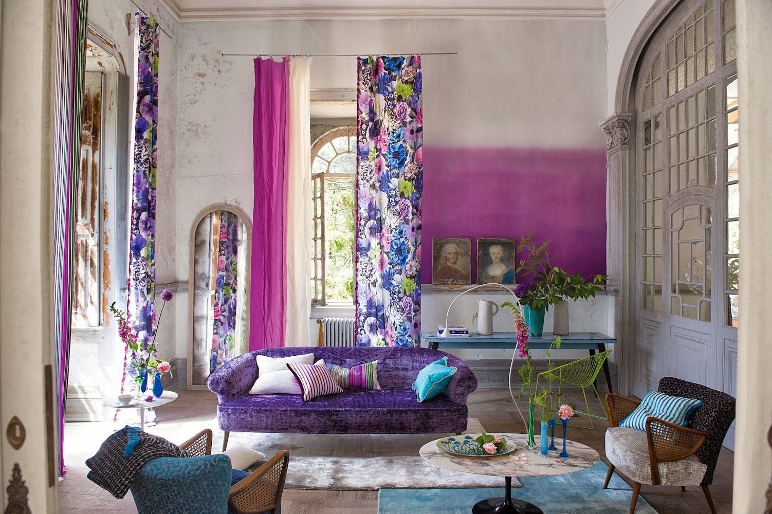 Фиолетовый диван с подушками
