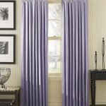Светло-фиолетовые шторы в гостиной