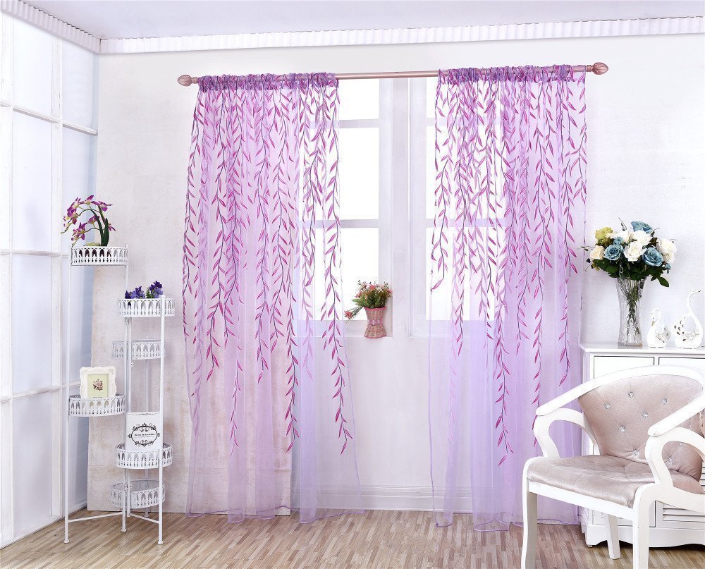 Цветочный принт на фиолетовых шторах