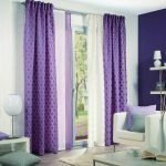 Белые и фиолетовые шторы в интерьере гостиной