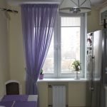 Фиолетовая занавеска на кухне