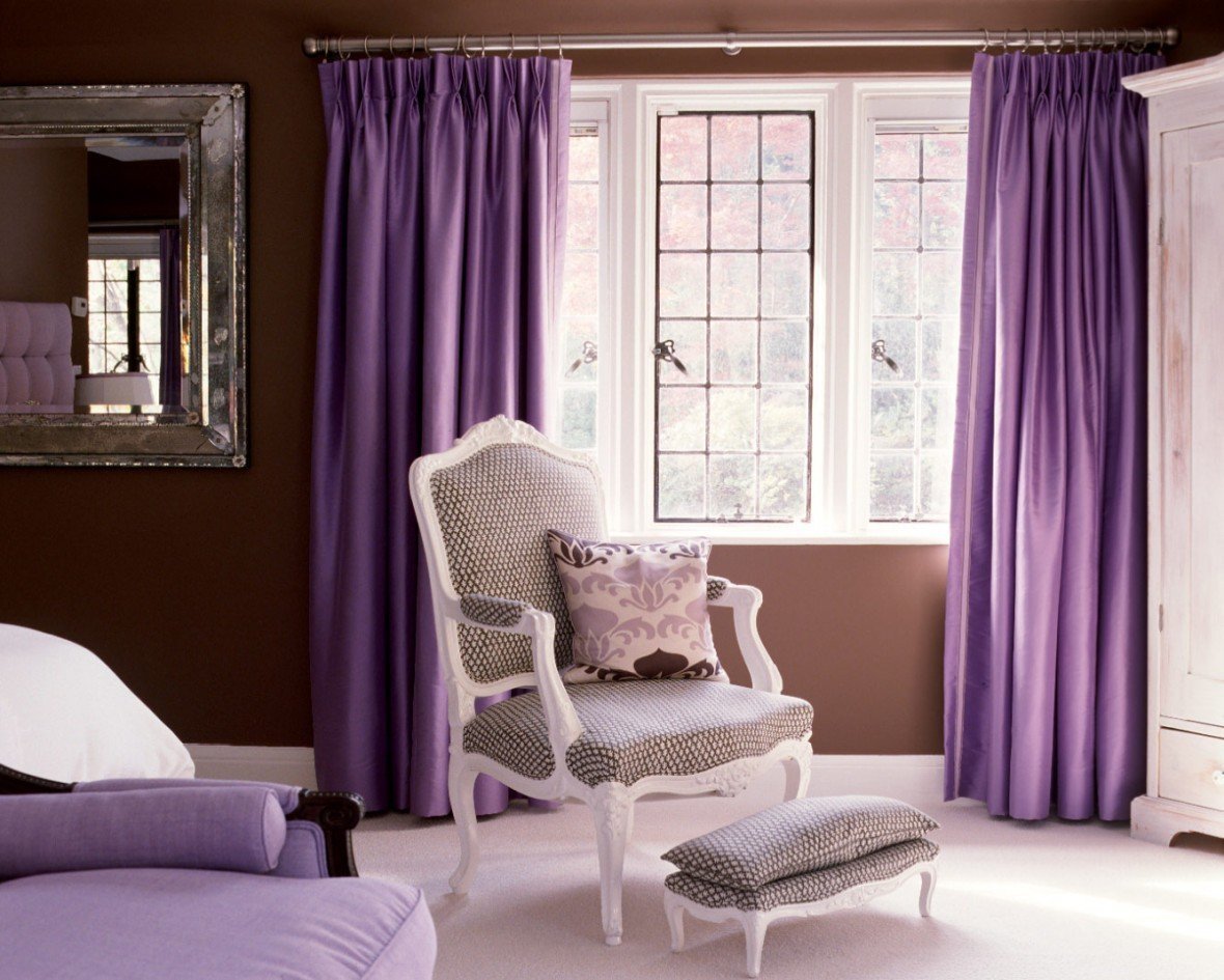 Фиолетовые шторы на окне