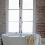 Распашные панорамные окна в ванной