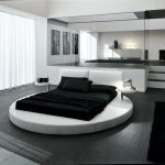 Круглая кровать с черным покрывалом