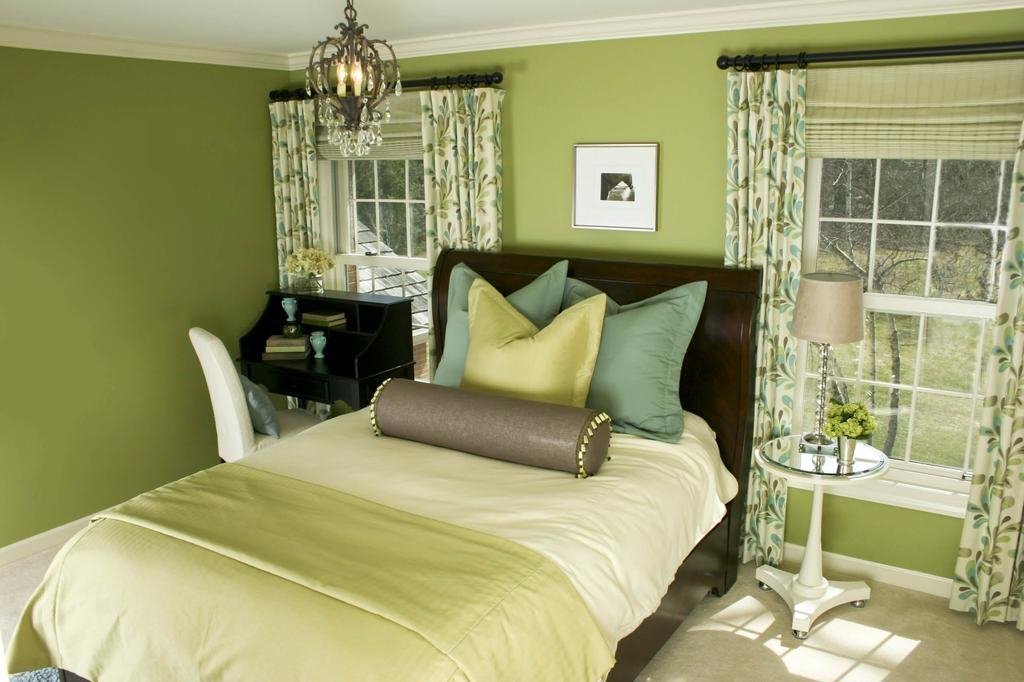Красивая спальня в зеленых тонах