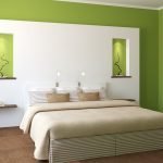 Сочетание зеленого с белым в интерьере спальни