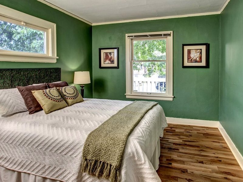 Стильная спальня в зеленых тонах